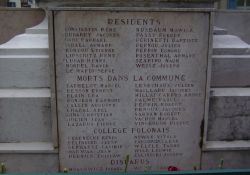 Totendenkmal: Tafel für getötete Einwohner/innen incl. Flüchtlinge