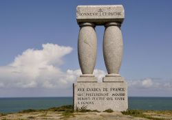 Denkmal für die Flüchtlinge an der Pointe de St. Cast