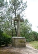 Kreuz der Fallschirmspringer im Kastanienwald