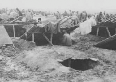 „Unterkünfte“ sowj. Kriegsgefangener; Foto: USHMM
