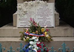 Tafel am Totendenkmal vor Mairie d'Aranc