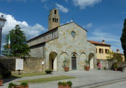 Kirche von Civitella mit Gedenkmauer
