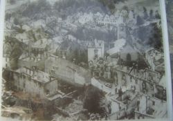 Foto des zerstörten Dorfes neben dem Denkmal; Quelle: Ville de Dortan