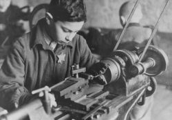 Junge an einer Werkbank (USHMM)