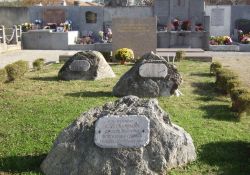 drei Gedenksteine für die Erschossenen