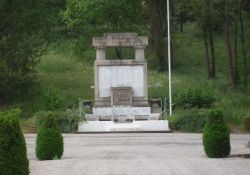 Totendenkmal auf Friedhof