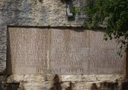 Mémorial, Tafel mit Namen der Opfer