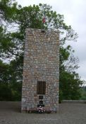 Turm mit Namenstafel der getöteten Maquisards