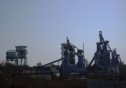 Blick vom Platz auf das Stahlwerk