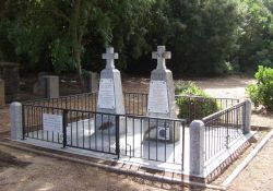 Grabkreuze für die drei Toten