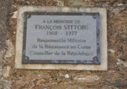 Gedenktafel F. Vittori an der Kirche
