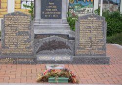 Namenstafeln am Totendenkmal