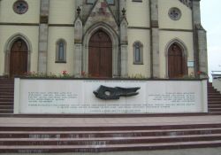 Denkmal an der Kirche