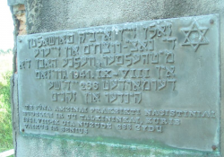 Inschrift auf dem Gedenkstein (Holocaust Atlas)