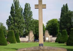 Kreuz für neun getötete Résistants, Ost-Friedhof 