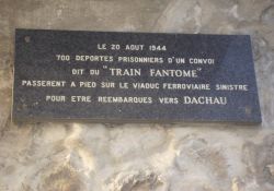 Tafel 'train fantôme' unter Eisenbahnbrücke