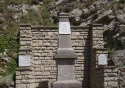 Totendenkmal, Place de la Fontaine
