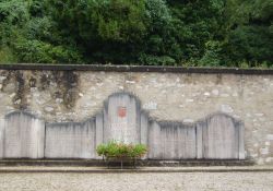 Denkmal bei Kirche