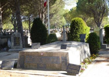 Grabhügel auf dem Friedhof