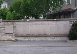 Denkmal mit Namen der ermordeten Einwohner/innen