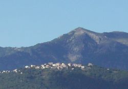 Prunelli, Village von der Ebene aus gesehen