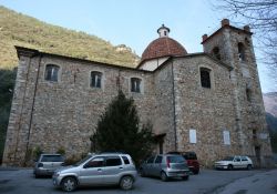 Kirche von Valdicastello mit Gedenktafeln (Fotos: Baldini)