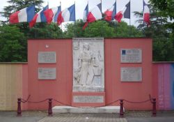 Denkmal in Bourg-de-Péage an Aufbruch hunderter Jugendlicher zum Vercors