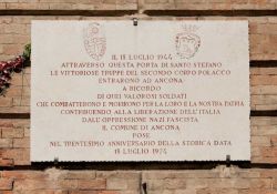 Tafel zum Gedenken an die Befreiung Anconas