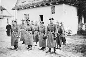 SS-Männer vor Kommandantur (1942); Quelle: wikipedia