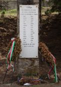 Gedenkstein (von 1994) mit den Namen der 15 Erschossenen