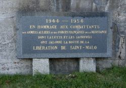 Am Mémorial Cité d’Alet : Gedenktafel für die Alliierten und FFI, die für die Befreiung von St-Malo kämpften