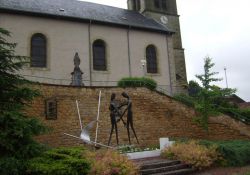 Denkmal vor der Kirche