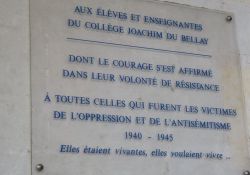 Gedenktafel am Lycée J. de Bellay 