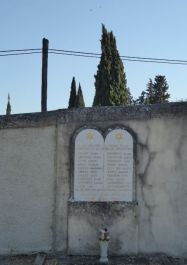 Totentafel an Mauer des jüdischen Friedhofs