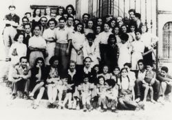 Die Kinder und ihre Betreuer 1942 (Foto: Fondazione)