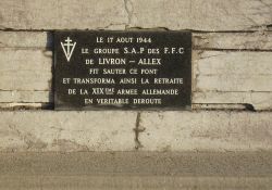 Gedenktafel auf der Drôme-Brücke