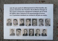 Tafel mit Bildern der getöteten Maquisards; © *) 