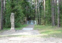 Eingang zum Gedenkort im Rašė-Wald
