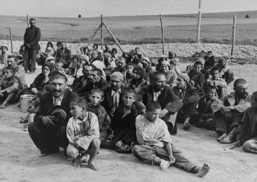 Zwangsarbeiter und Kinder; Quelle: USHMM catalog/pa6223 