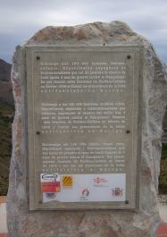 Retirada-Denkmal auf der Passhöhe/Grenze