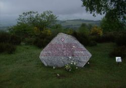 Gedenkstein auf dem Mont Gargan-Gipfel