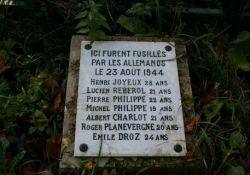 Denkmal und Gedenktafel im Wald (© Ville de Combles)
