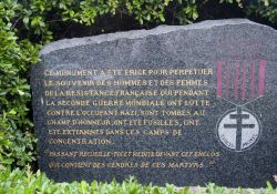 Gedenkstein am Enclos de la Résistance am Place Jean Moulin, für die Opfer der Résistance