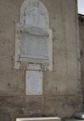 Totendenkmal an Kirchenmauer