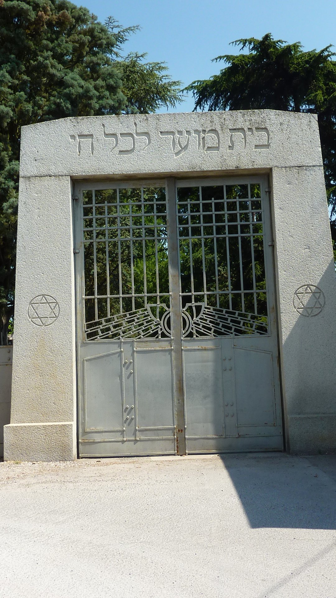 Eingang zum jüdischen Friedhof