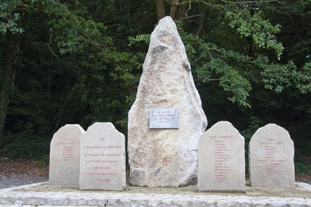 Menhir mit Gedenktafeln für die im Juni 1944 Erschossenen