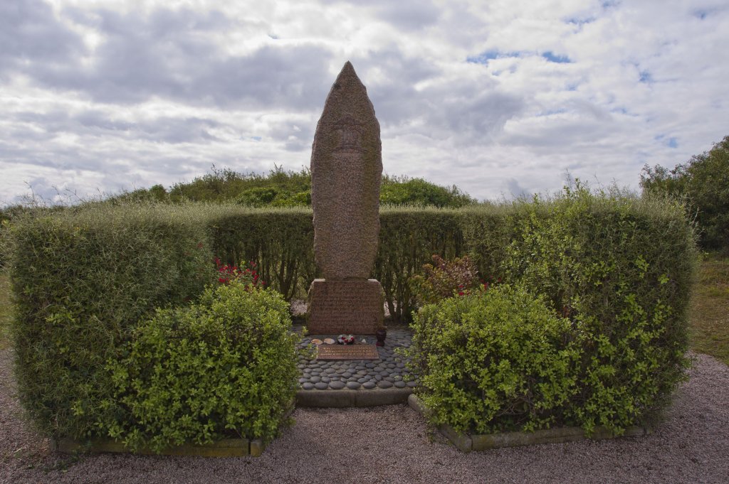 Granitstein für die Flucht-Netzwerke an der Pointe de Bilfot