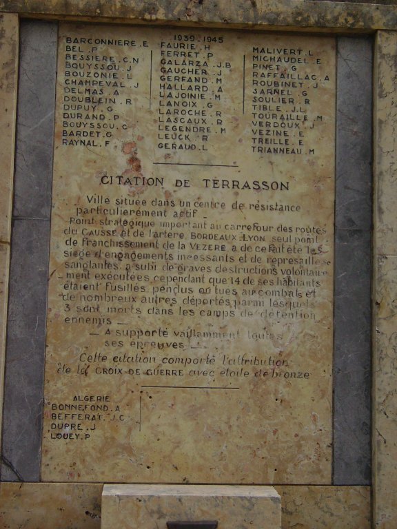 Rückseite des Denkmals mit Namen der Opfer