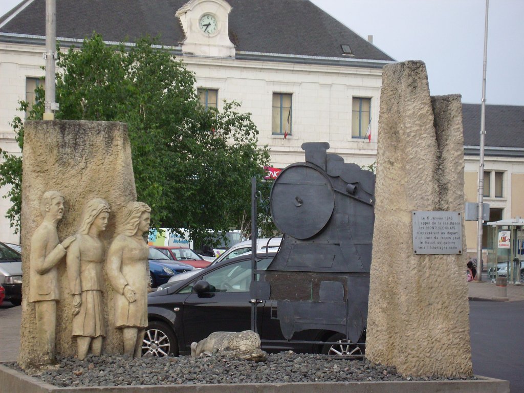 Bahnhofsvorplatz: Denkmal an den Stopp des STO-Zugs