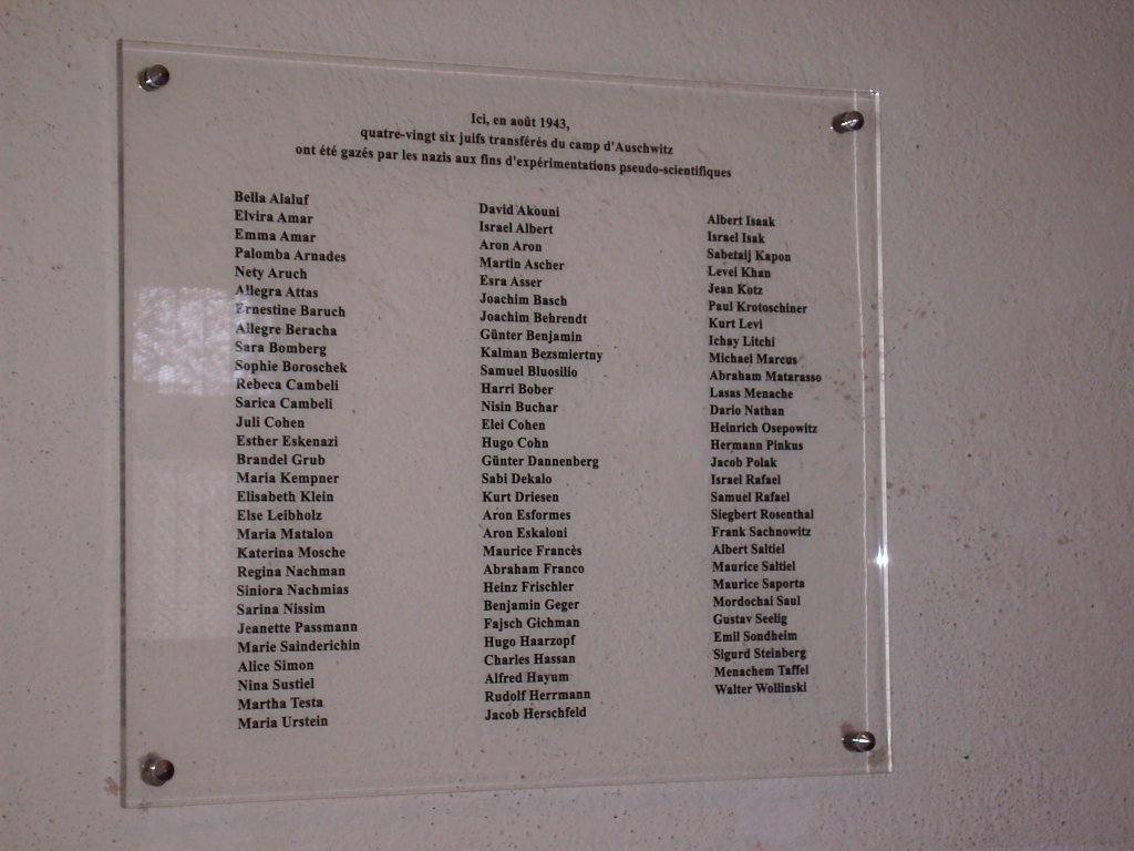 Tafel mit den Namen der 86 Opfer von Prof. Hirts Menschenversuchen